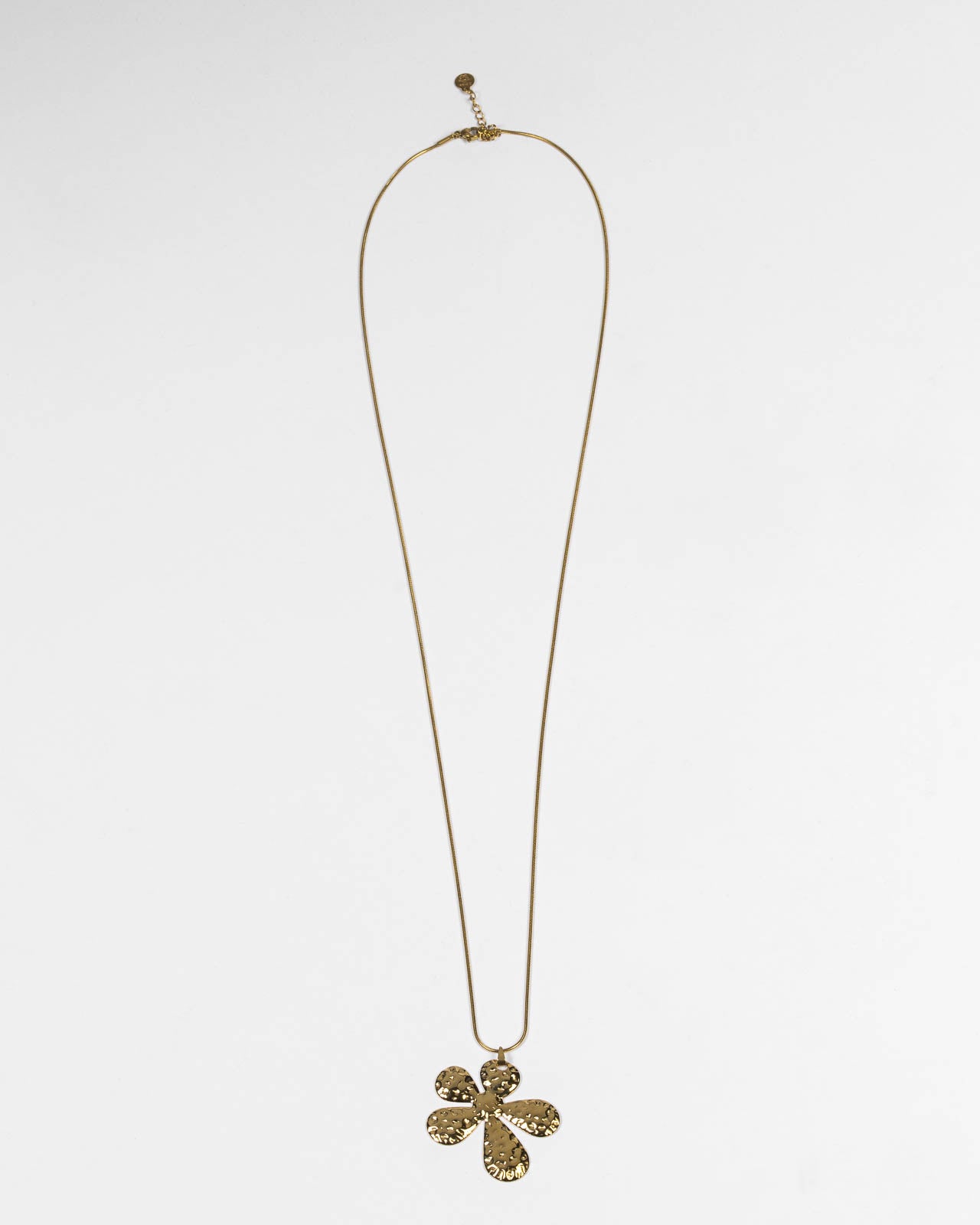 Collana lunga con pendente fiore martellato