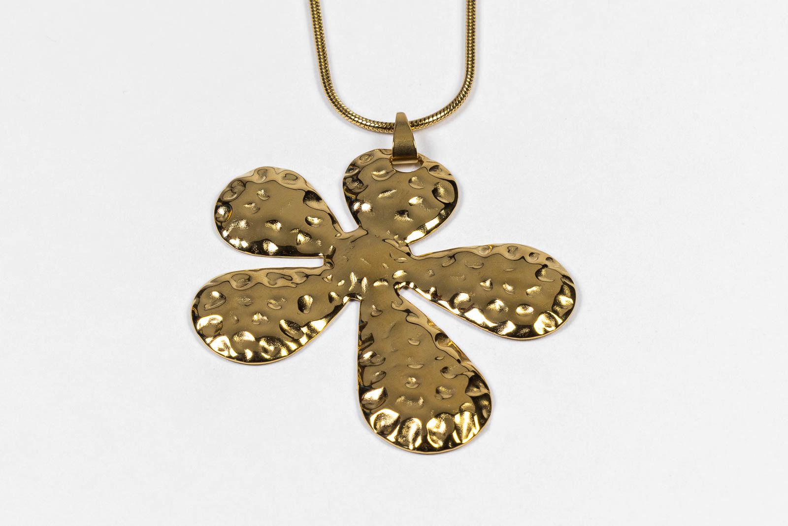 Collana lunga con pendente fiore martellato